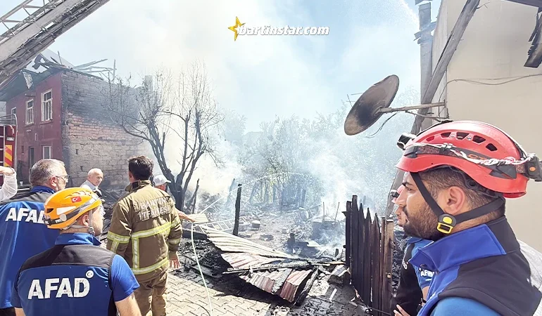 Kozcağız’da iki evi küle çeviren yangın