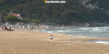 Bartın plajlarında denize fırtına molası