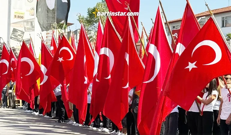 Büyük Zafer 103 yaşında; Bartın kırmızı beyaz