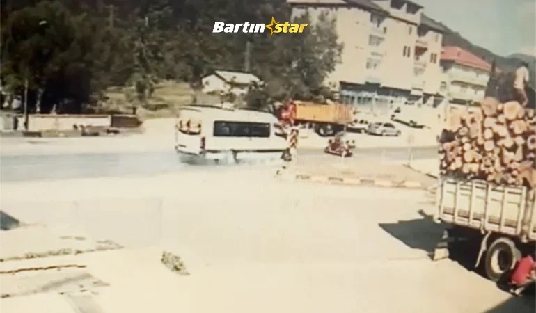 Eyvah! Minibüs elektrikli bisiklete çarptı. Kamerada…