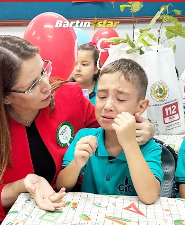 Okulun ilk günü, ağlayan öğrenciyi vali teselli etti1