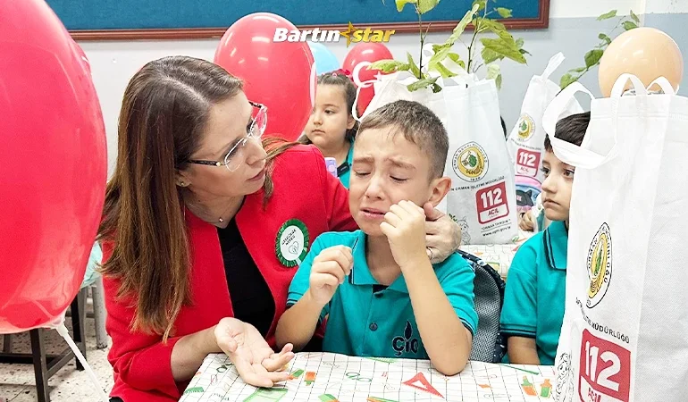 Okulun ilk günü, ağlayan öğrenciyi vali teselli etti