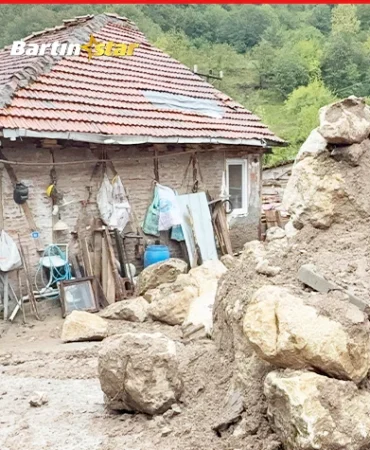 Bartın'da heyelan 2 ev tahliye edildi
