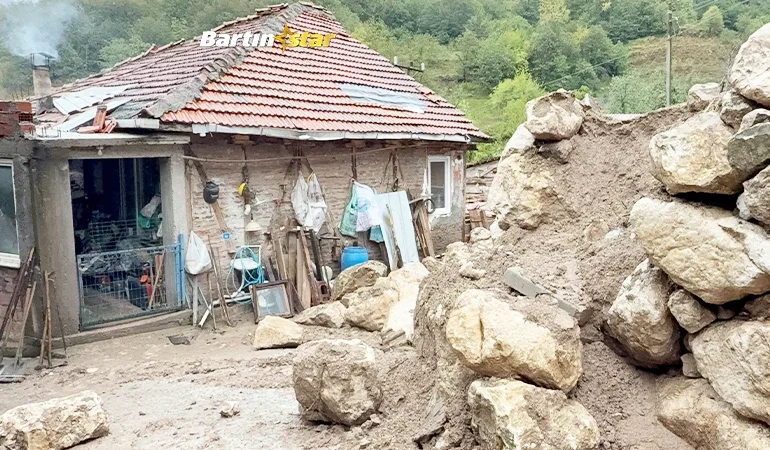 Koca kayalar evin üzerine yuvarlandı