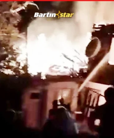 kumlucanın köyünde iki katlı ahşap ev yandı