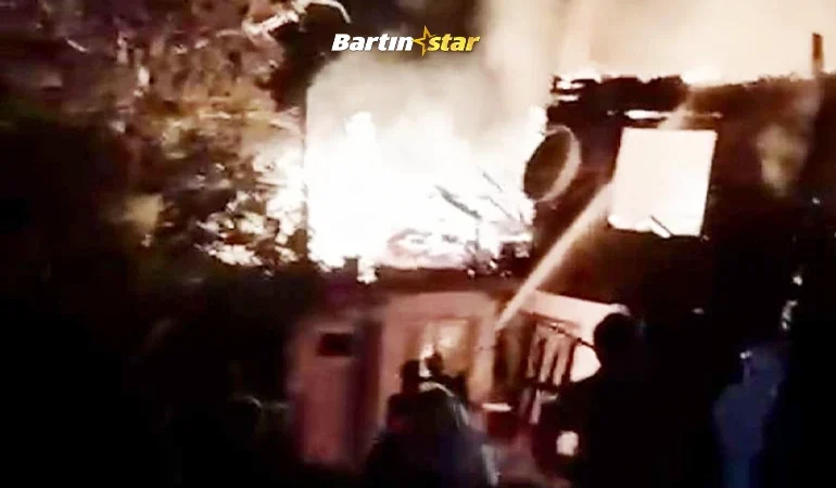Kumluca’nın köyünde 2 katlı ahşap ev yandı