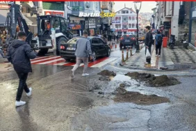 Kırtepe’de su şebekesi patladı, cadde ırmak oldu