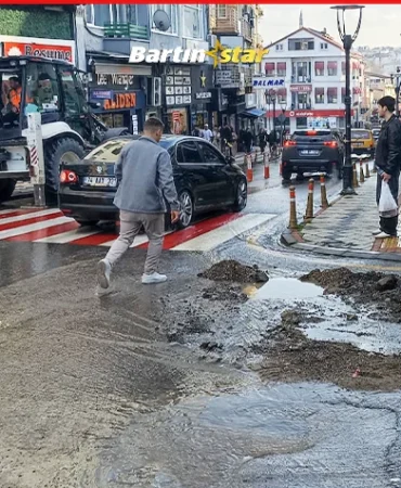 Kırtepe’de su şebekesi patladı, cadde ırmak oldu