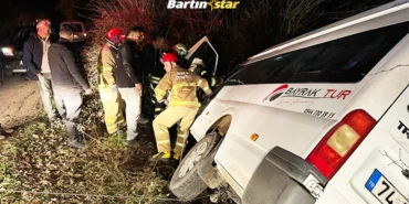 Bartın’da servis minibüsü şarampole devrildi