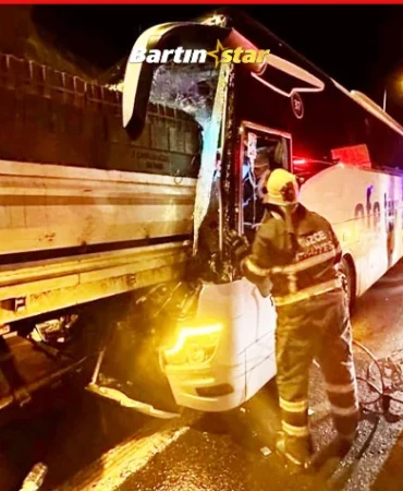 Yolcu otobüsü, TIR'a çarptı bartınlı iki kişi öldü