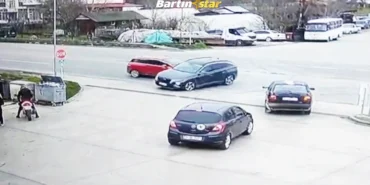 Bartın'da 3 aracın karıştığı kaza kamerada