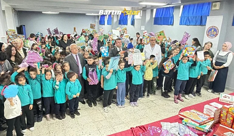 23 Nisan hediyesi Bartın’da 8 bin 500 öğrenciye dağıtıldı