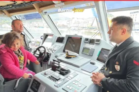 Amasra'da çocuklar sahil güvenlik botunu gezdi2