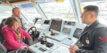 Amasra'da çocuklar sahil güvenlik botunu gezdi2