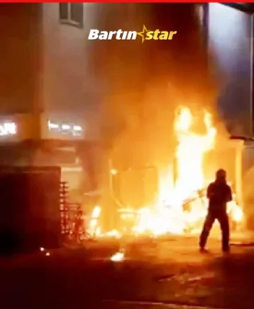 Şehrin göbeğinde trafo patladı yangın çıktı