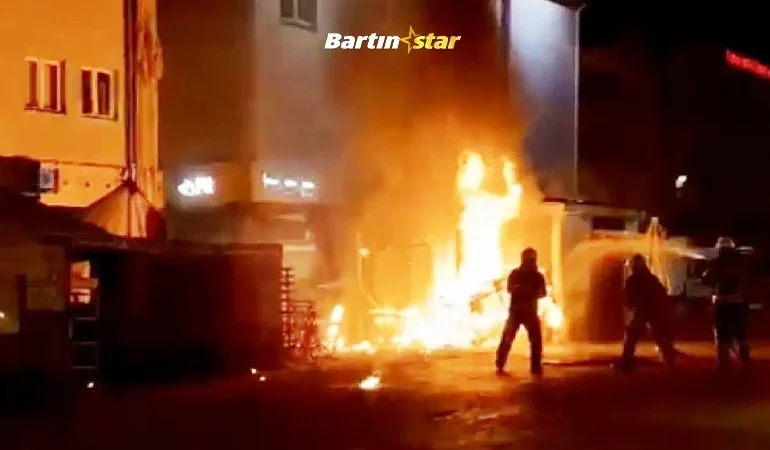 Şehrin göbeğinde trafo patladı yangın çıktı