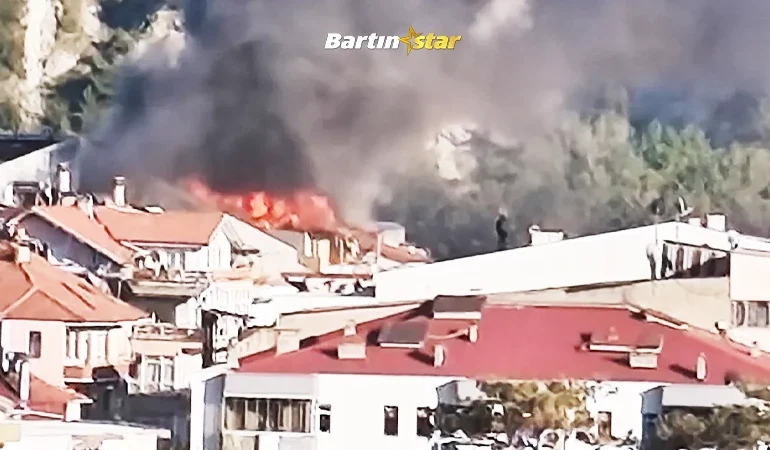 Amasra’da 5 katlı binanın çatısında yangın