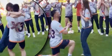 Sahanın ortasında sürpriz evlenme teklifi