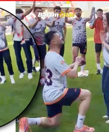 Sahanın ortasında sürpriz evlenme teklifi