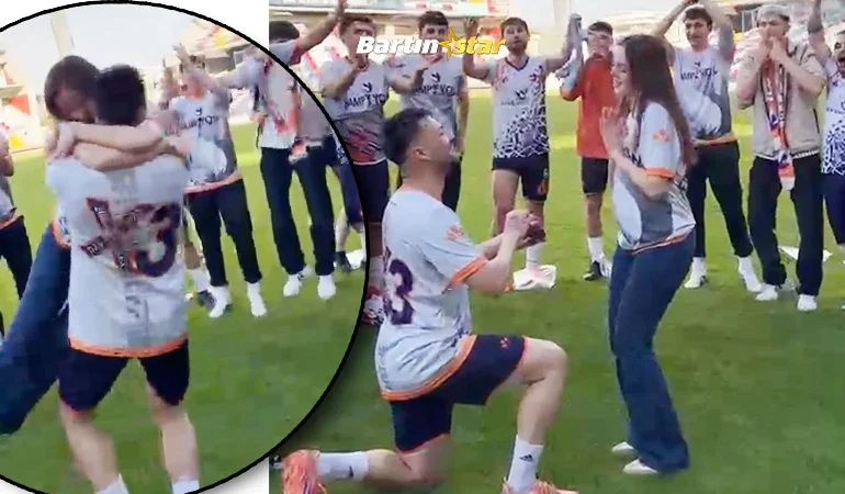 Sahanın ortasında sürpriz evlenme teklifi