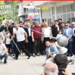 Zafer köyüne binler akın etti, trafik kilitlendi