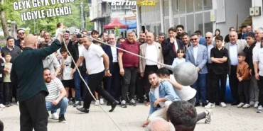 Zafer köyüne binler akın etti, trafik kilitlendi