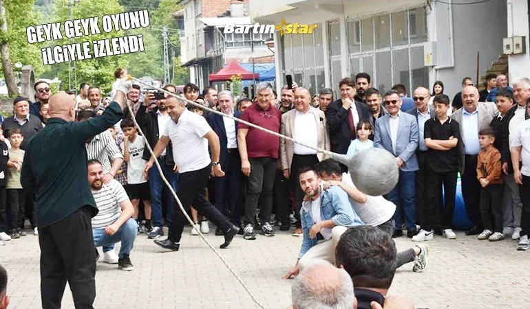 Zafer köyüne binler akın etti, trafik kilitlendi