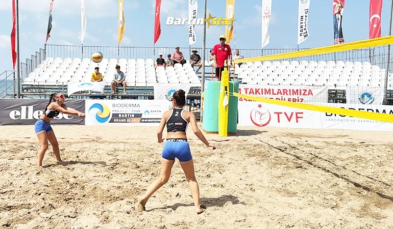 Bartın'da plaj voleybolu heyecanı