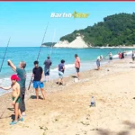 İstavrit kıyıya yaklaştı, plaj oltacılarla doldu