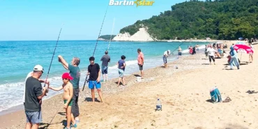 İstavrit kıyıya yaklaştı, plaj oltacılarla doldu