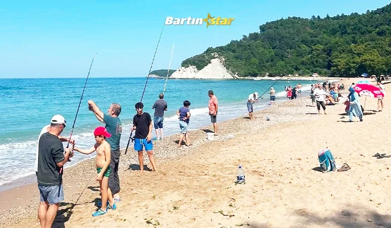 İstavrit kıyıya yaklaştı, plaj oltacılarla doldu