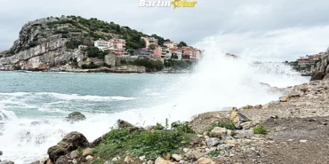 Bartın'da kuvvetli rüzgar Dalga boyu 2 metreye ulaştı1