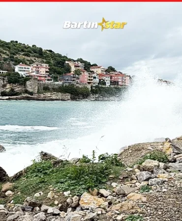 Bartın'da kuvvetli rüzgar Dalga boyu 2 metreye ulaştı1