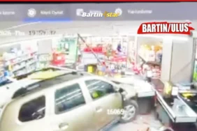 Fren yerine gaza basınca otomobil markete girdi