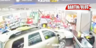 Fren yerine gaza basınca otomobil markete girdi