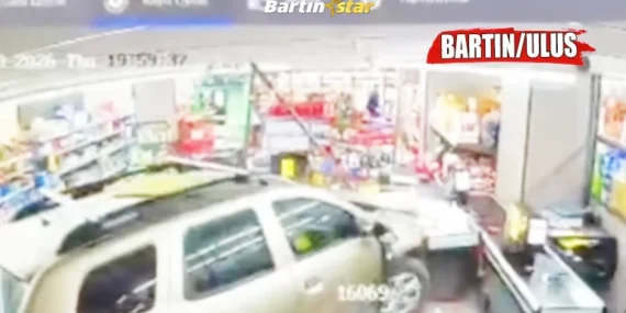 Fren yerine gaza basınca otomobil markete girdi